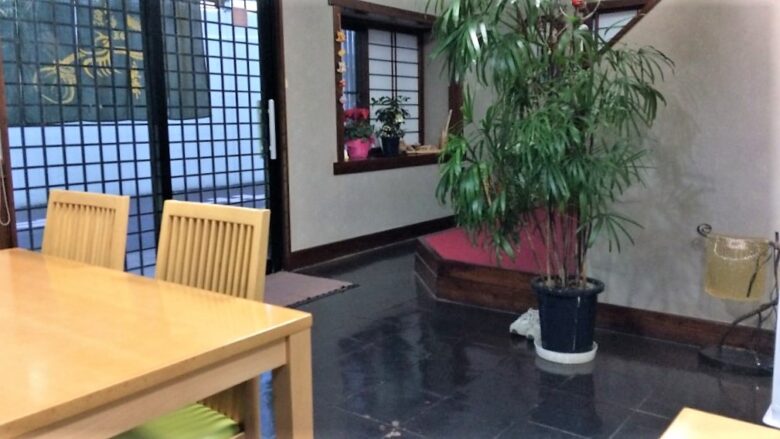 鳥常本店の内観