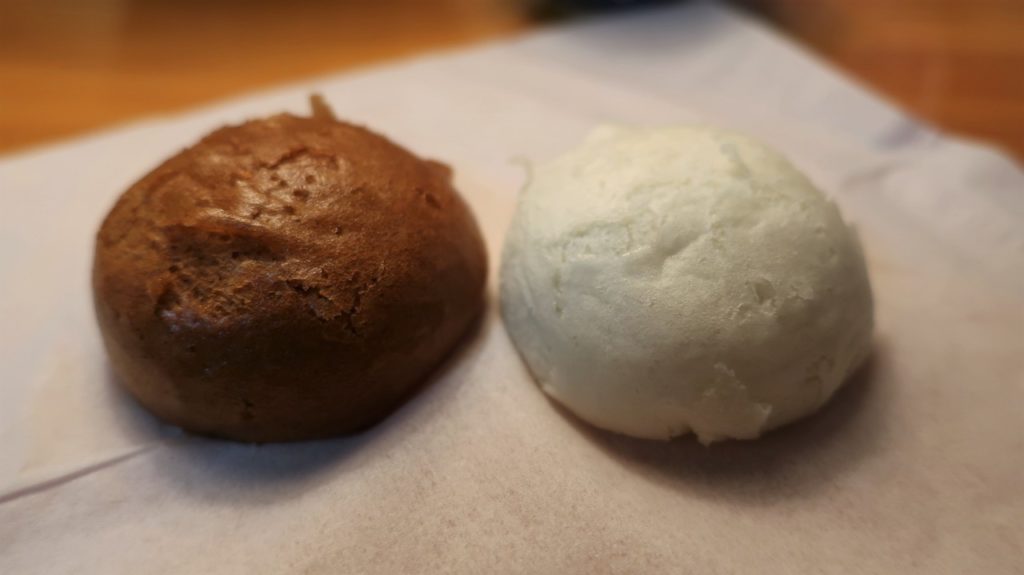 ちちやの温泉のまんじゅうは2種類。
