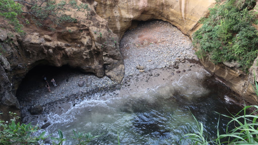 曇 川 の 洞窟