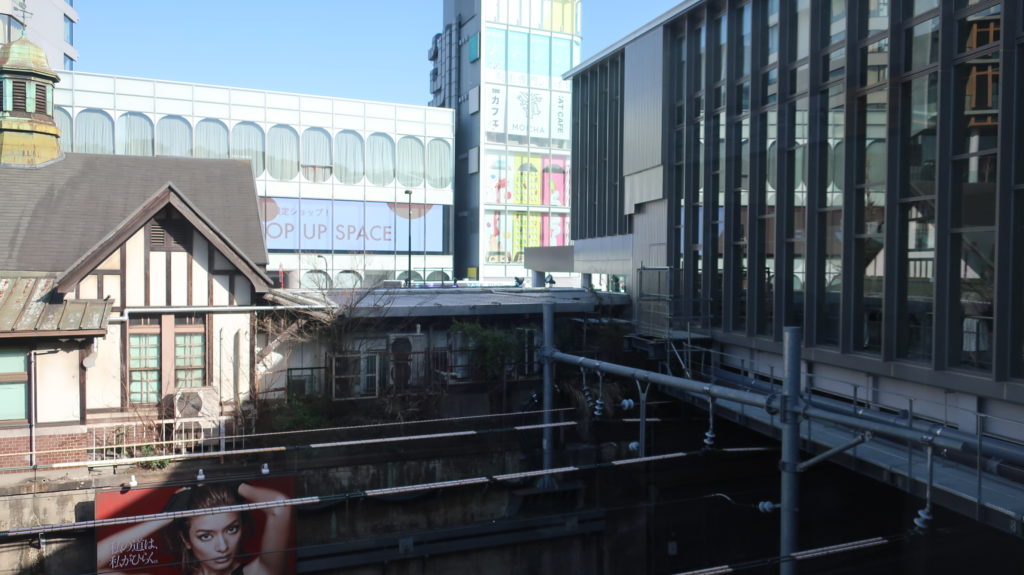原宿駅新駅舎（右側）