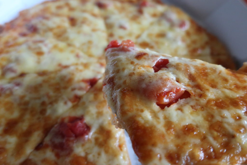 ピザポケットのメガ盛りチーズのトマトピザ