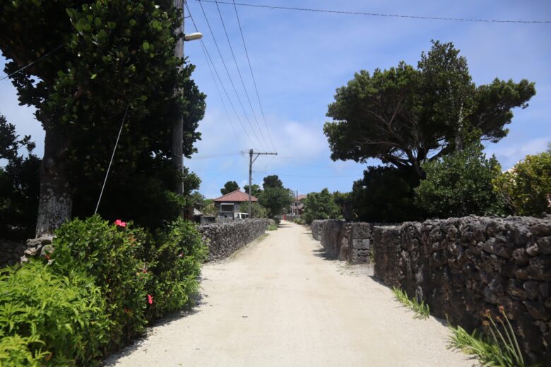 竹富島の道と石垣