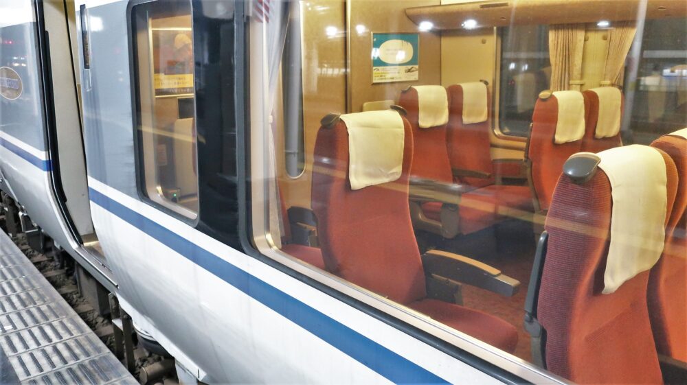 図解１発 特急サンダーバード座席編成表とおすすめの席 琵琶湖の景色 １人席 コンセント とらべるじゃーな エモ静ずらし旅