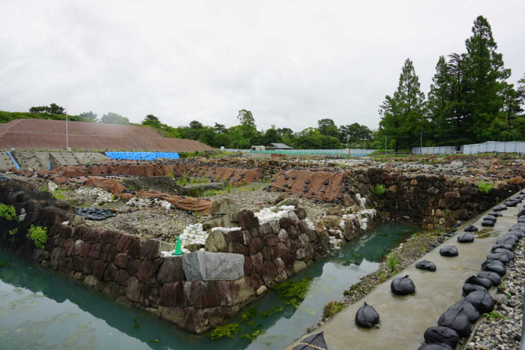 駿府城発掘現場　内側は徳川家康が40代に作ったお城の石垣